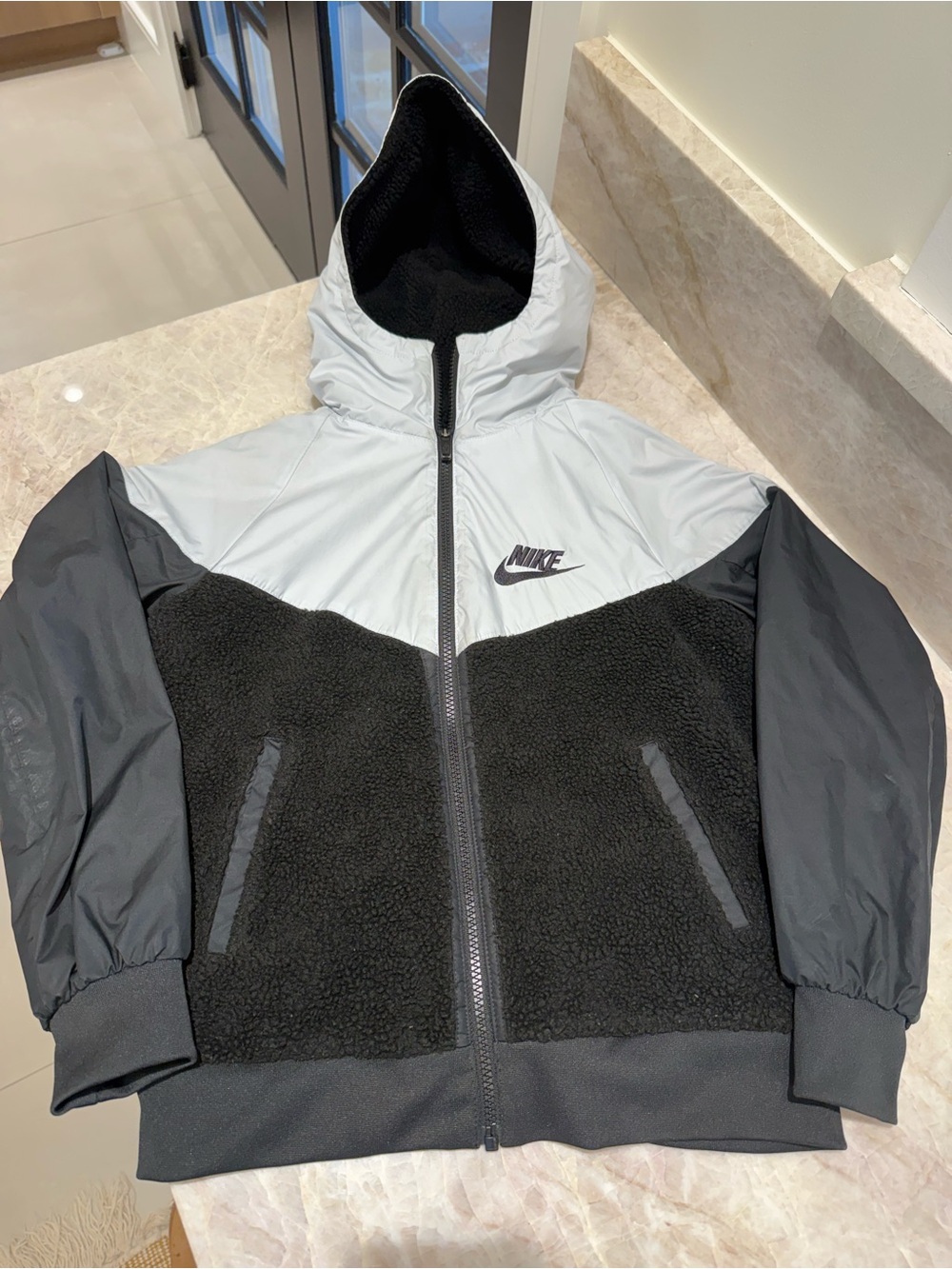Nike UNISEX YOUTH Hooded Colorblock Sherpa Jacket in Black and Light Gray